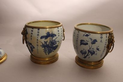 null Chine

Paire de pots couverts en porcelaine et bronze doré, la porcelaine à...