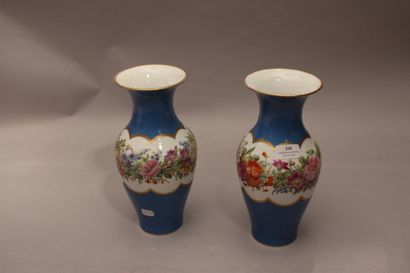 null Paire de vases de forme balustre en porcelaine à fond bleu et décor polychrome...