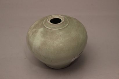 null Michel LANOS (1926-2005)

Vase en céramique émaillée verte claire

Monogramme

H...