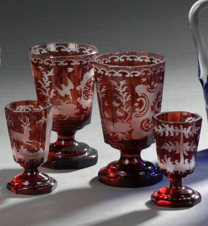 null Deux verres en cristal gravé de Bohême à décor paysagé dégagé sur fons rouge,...