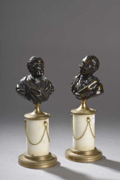 null Deux bustes formant pendants en bronze patiné représentant Voltaire et Montesquieu....