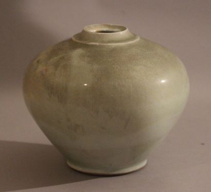 null Michel LANOS (1926-2005)

Vase en céramique émaillée verte claire

Monogramme

H...