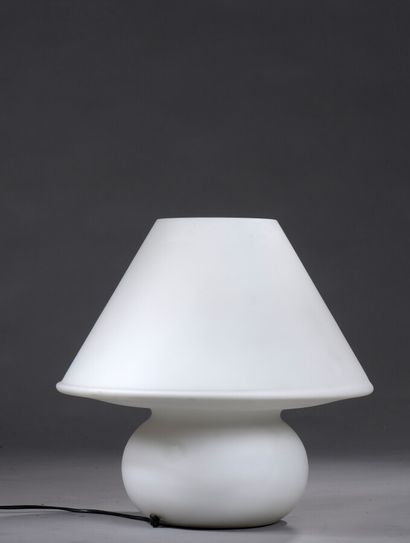 null LIMBURG

Lampe de bureau de forme champignon en verre opalin blanc

Vers 1970

H...