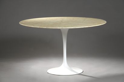 null Eero SAARINEN (1910-1961)

Table de salle à manger, plateau circulaire en marbre...