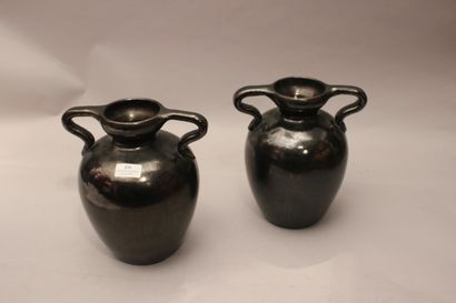 null Travail des années 60

Paire de vases à deux anses en céramique émaillée noire

Trace...