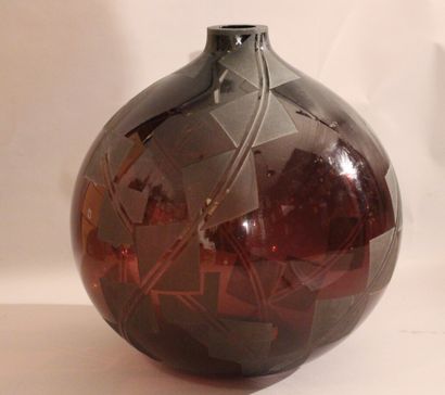 null Travail Art Déco

Important vase boule en verre rouge à décor gravé de motifs...