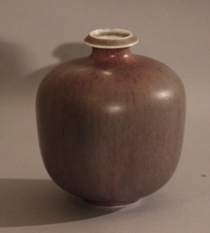 null Michel LANOS (1926-2005)

Petit vase boule à col resserré en porcelaine émaillée...