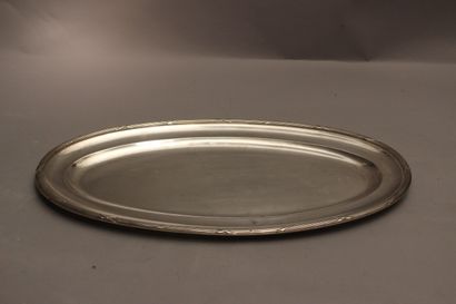 null Plat oval argent à motif de tiges enrubannées

Poinçon Minerve

Poids: 1, 373...