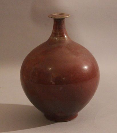 null Michel LANOS (1926-2005)

Vase boule à col resserré en grès émaillé rouge

Monogramme

H...