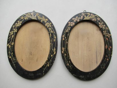 null Paire de cadres ovals à profil plat en bois laqué noir et décor en relief en...