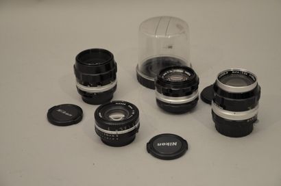 null Appareil photographique, ensemble de quatre objectifs Nikon divers. Un objectif...
