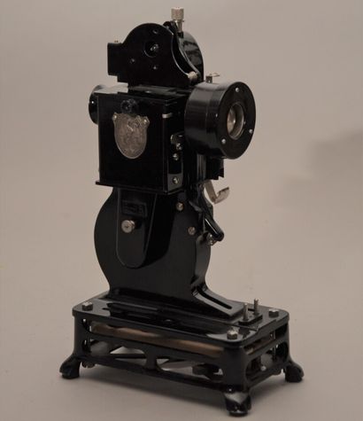 null Photographie, cinéma. Ensemble de deux projecteurs divers et une colleuse.

Projecteur...