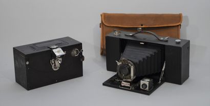 null Appareil photographique. Ensemble de deux appareils Kodak. Appareil N°1 Panoram-Kodak...