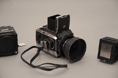 null Appareil photographique. Ensemble de deux appareils et un accessoire divers,...