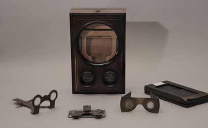 null Appareil photographique. Ensemble de cinq visionneuses diverses : un Graphoscope...