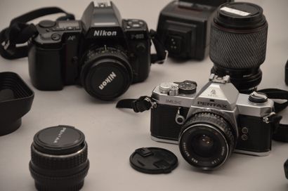 null Appareil photographique. Ensemble Pentax, Nikon et divers (trois appareils,...