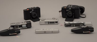 null Appareil photographique. Ensemble de huit appareils miniatures divers : deux...