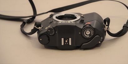 null Appareil photographique. Boitier Leitz Leica R8 (1997, n°2430726) avec objectif...