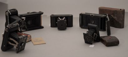 null Appareil photographique. Ensemble de six appareils à soufflet Kodak divers....