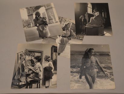 null Nina LEENE (1909-1995). Visite d'un musée et femme en maillot de bain. Circa...