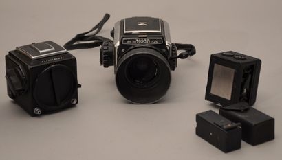 null Appareil photographique. Ensemble de deux appareils et un accessoire divers,...