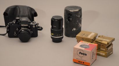 null Appareil photographique. Important ensemble Nikon. Boitier Nikon F2 avec objectif...