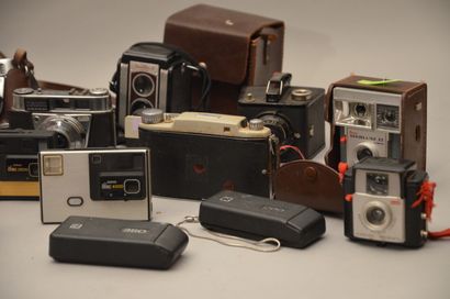 null Appareil photographique. Important ensemble d'une vingtaine d'appareils Kodak...