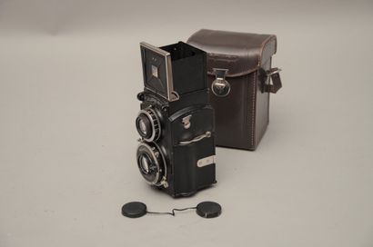 null Appareil photographique. Boitier Voigtländer SUPER B avec objectifs Heliar 3.5/7.5...