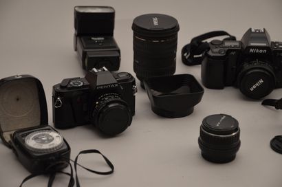 null Appareil photographique. Ensemble Pentax, Nikon et divers (trois appareils,...
