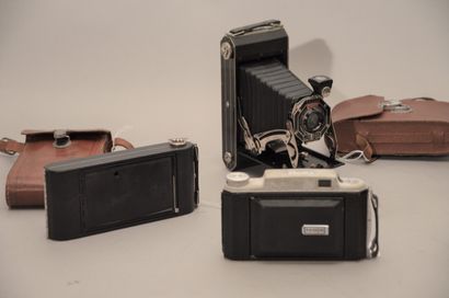 null Appareil photographique. Ensemble de trois bi-objectifs Yashica, en l'état....