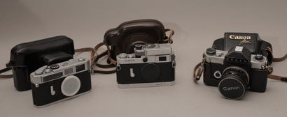 null Appareil photographique. Ensemble de trois appareils Canon divers. Boitier Canon...