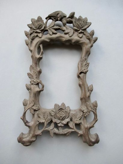 null Natural monoxyle wood frame carved with birds, branches and roses in bloom and...