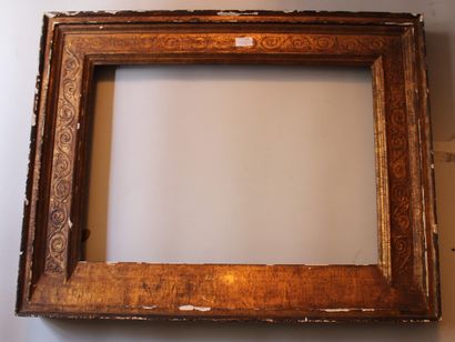 null Molded and gilded wood frame with stylized scrolls in pastiglia.

Italian style...
