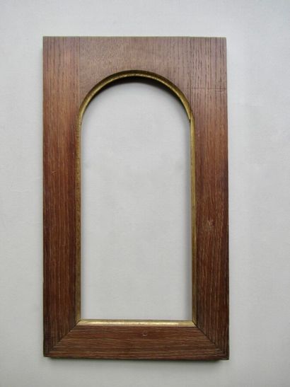 null Natural oak frame with gilded profile and groove, rounded on the top

End of...