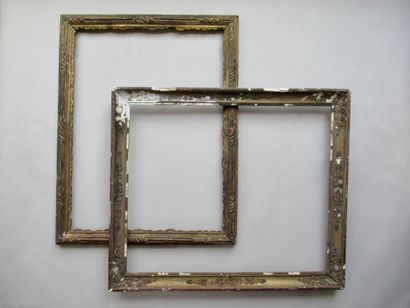 null Lot of two frames:

one in wood and gilt paste decorated with rais de coueur,...