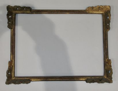 null Carved and gilded wood frame with stylized decoration of acanthus leaves and...