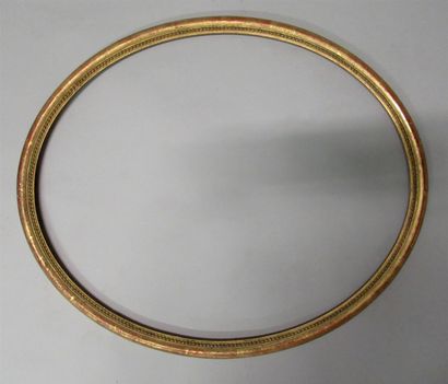null Wood and gilded paste oval frame with a rush profile and pearls.

Period XIXth

48,5...