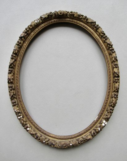 null Wood and gilded stucco oval frame decorated with ropes and laurel tori

Louis...