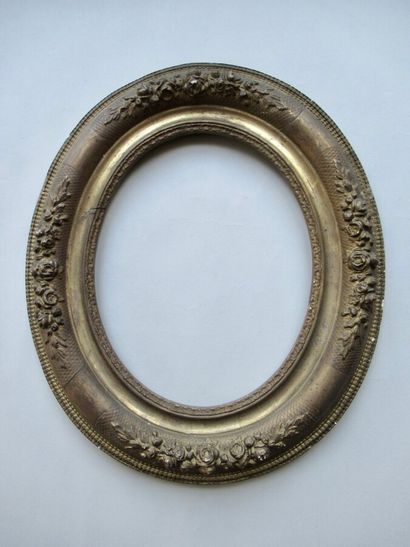null Oval frame in wood and gilded paste decorated with friezes, bouquets of flowers...