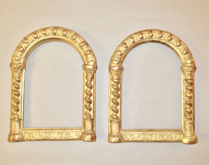 null Pair of gilded stucco and wood frames with a tabernacle decorated with twisted...