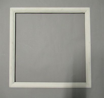 null Moulded wood frame, repainted white with curved flutes called "Degas".

55 X...