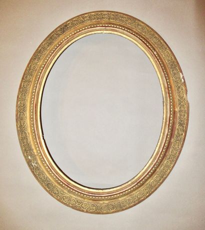 null Wood and gilt paste oval view frame with inverted profile, decorated with pearls...
