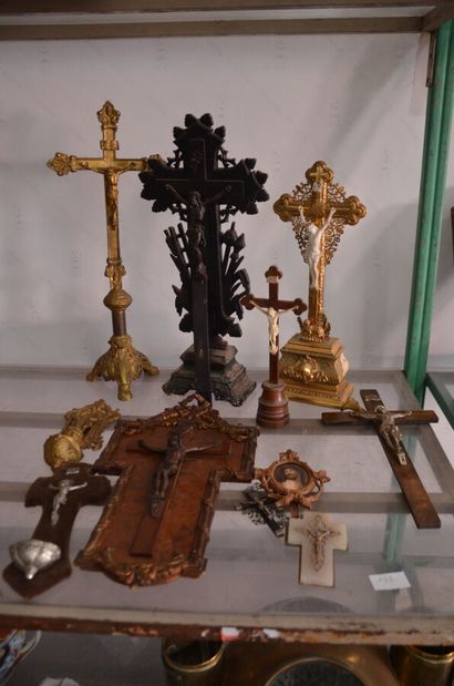 null ensemble de crucifix et bénitiers