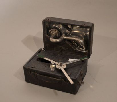 null THORENS - SUISSE : Phonographe de voyage dans une caisse en moleskine, avec...