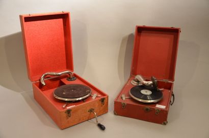null Divers 1930 : Deux Phonographes à disques dont l'un incomplet. Disque PYGMO....