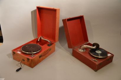 null Divers 1930 : Deux Phonographes à disques dont l'un incomplet. Disque PYGMO....