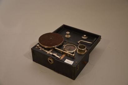 null PATHE 1920 : Phonographe de voyage dans une caisse en bois et papier noir collé,...