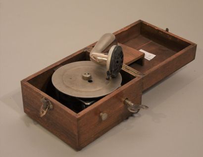 null Petit phonographe de voyage, à disques, 1910/1920, caisse en bois naturel, pavillon...