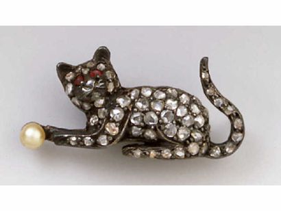 Broche figurant un chat en or pavé de diamants...