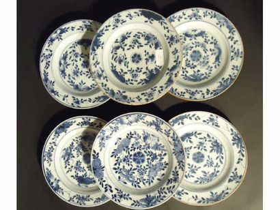 null Chine Suite de six assiettes à décor en bleu sous couverte de d'une rosace au...